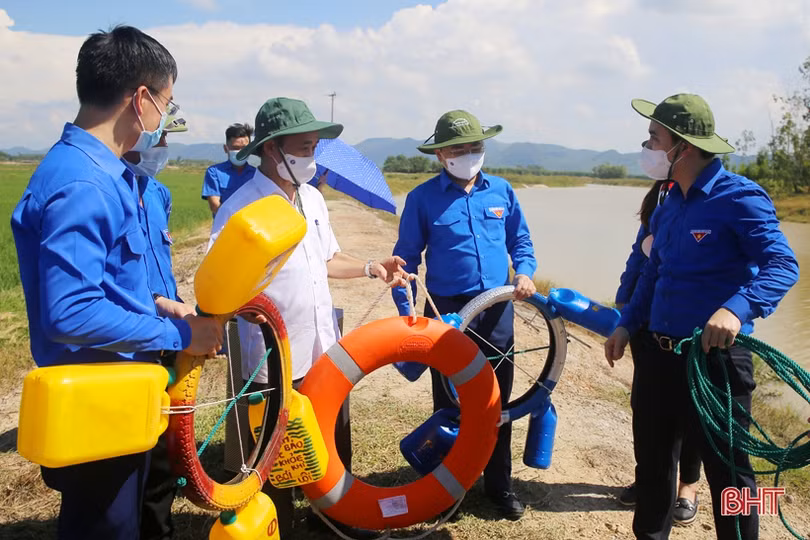 Bí thư thứ nhất Trung ương Đoàn tri ân các anh hùng, liệt sỹ tại Hà Tĩnh