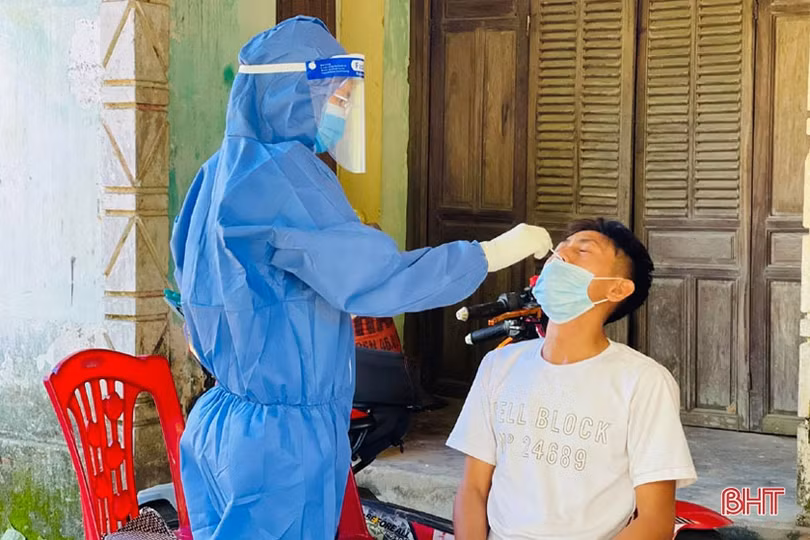 Hà Tĩnh: Đi từng nhà lấy mẫu xét nghiệm ở vùng thượng Kỳ Anh