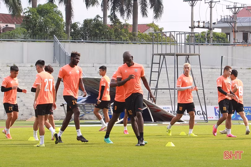 Ngoại binh Hồng Lĩnh Hà Tĩnh bám sân tập luyện, hy vọng V.League sớm trở lại