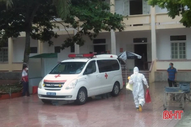 2 bệnh nhân Covid-19 cuối cùng điều trị tại Bệnh viện Cầu Treo xuất viện