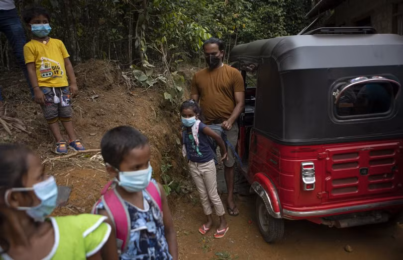 Trẻ em Sri Lanka leo núi, trèo cây “bắt sóng” wifi học trực tuyến