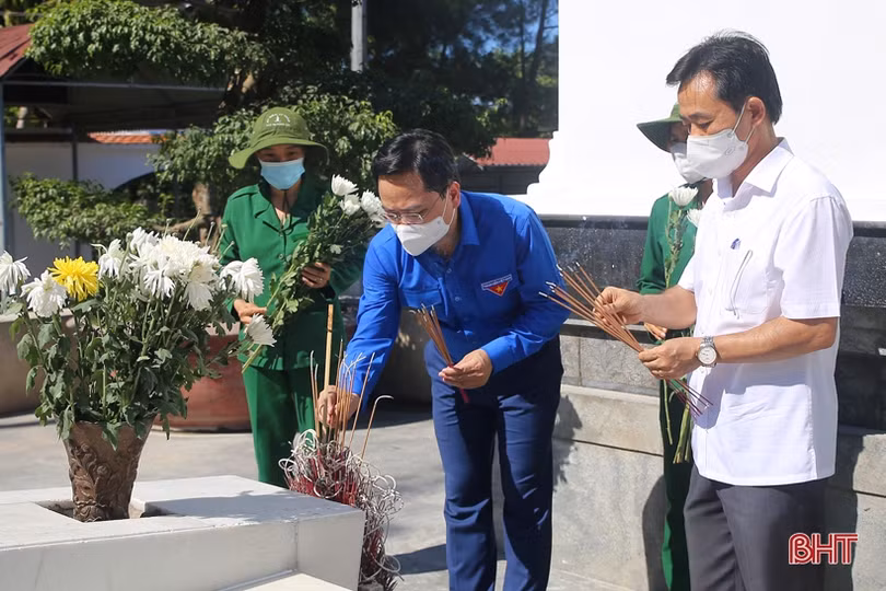 Bí thư thứ nhất Trung ương Đoàn tri ân các anh hùng, liệt sỹ tại Hà Tĩnh