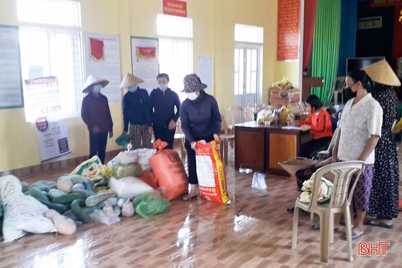 Nông dân Hà Tĩnh nhanh tay làm thực phẩm gửi đồng bào miền Nam 