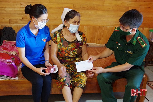 Cắt tóc miễn phí, khám sức khoẻ tại nhà cho người có công ở TX Kỳ Anh