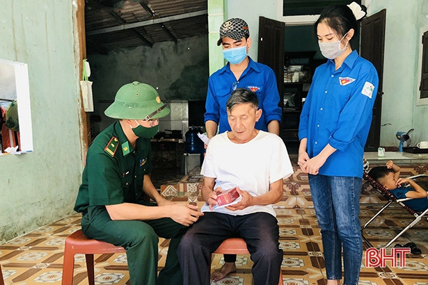 Cắt tóc miễn phí, khám sức khoẻ tại nhà cho người có công ở TX Kỳ Anh