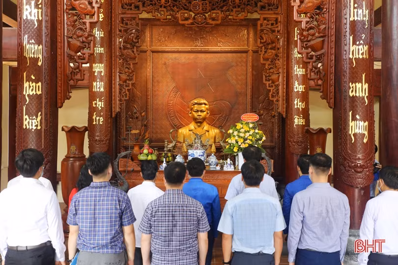 Bí thư thứ nhất Trung ương Đoàn tri ân các anh hùng, liệt sỹ tại Hà Tĩnh