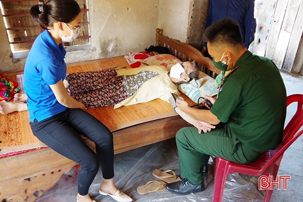 Cắt tóc miễn phí, khám sức khoẻ tại nhà cho người có công ở TX Kỳ Anh