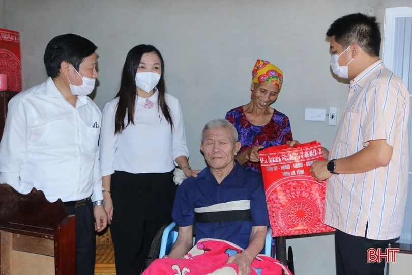 Chủ tịch Ủy ban MTTQ tỉnh tặng quà gia đình chính sách, người có công ở Vũ Quang