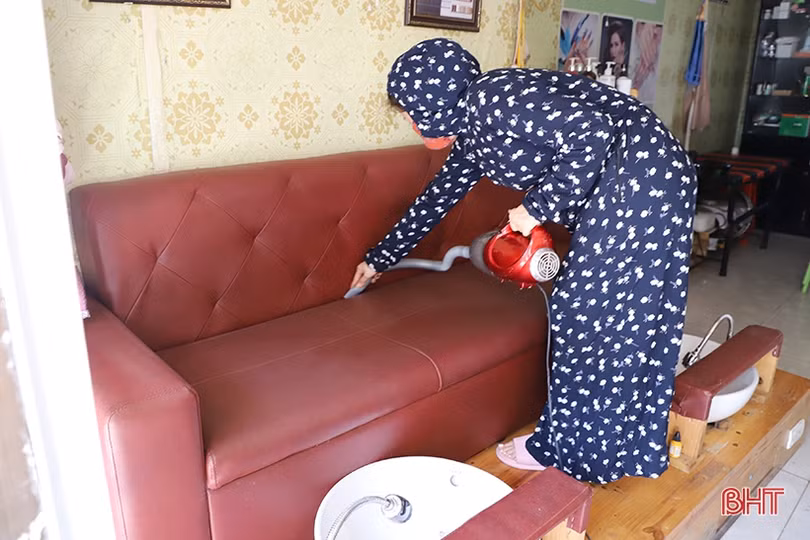 Các salon tóc ở Hà Tĩnh khẩn trương dọn dẹp, sẵn sàng đón khách trở lại