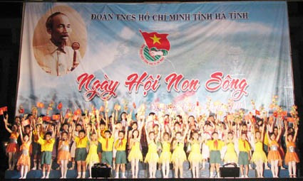 Tiết mục “Ai yêu Bác Hồ Chí Minh hơn thiếu niên nhi đồng” do các cháu Nhà Văn hóa Thiếu nhi tỉnh biểu diễn