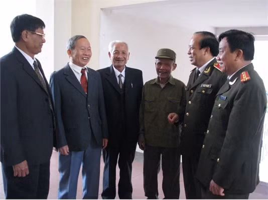 Cụ Võ Hữu Duyệt (thứ nhất), Lê Quang Niêm (thứ 4) từ trái sang và đồng đội xưa trò chuyện cùng lãnh đạo Công an tỉnh Hà Tĩnh (tháng 3/2010) Ảnh: Mai Hoàng