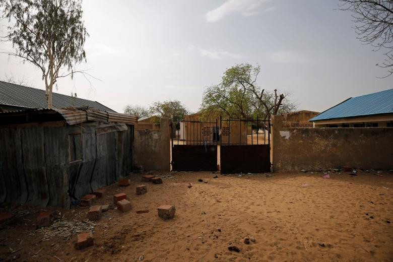 ben trong truong hoc noi boko haram bat coc 76 nu sinh o nigeria