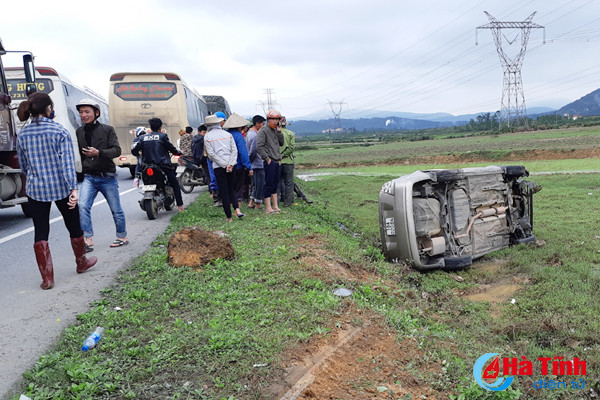 xe hop mat lai bay xuong ruong 5 nguoi thoat chet trong gang tac