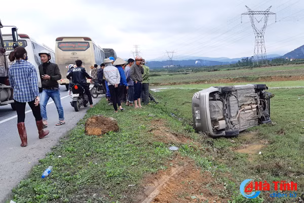 xe hop mat lai bay xuong ruong 5 nguoi thoat chet trong gang tac