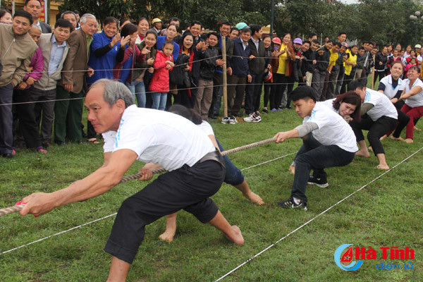 photo gia tre gai trai cung tranh tai keo co o nghi xuan