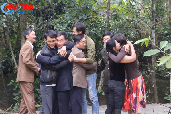 video co gai nga vuot 10 000km tim ve coi nguon cung cha don tet o ha tinh