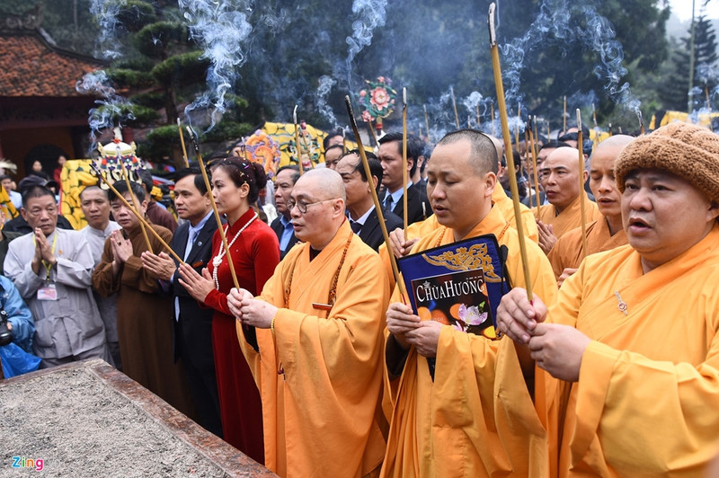 thuyen be day dac suoi yen ngay khai hoi chua huong