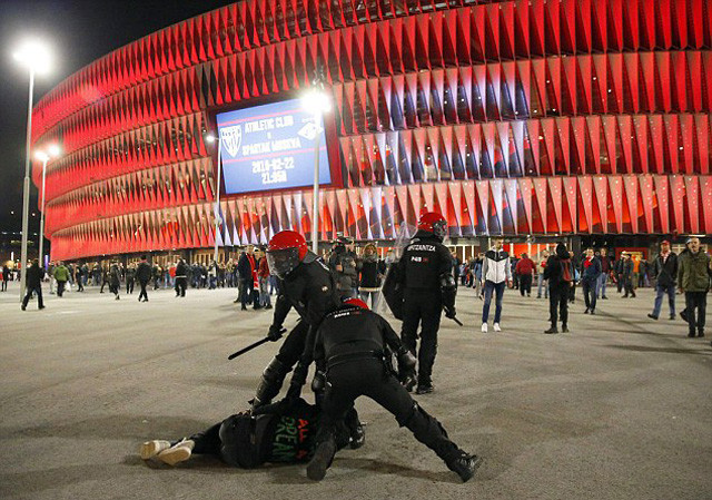 hon chien kinh hoang giua fan spartak moscow va bilbao 1 canh sat thiet mang