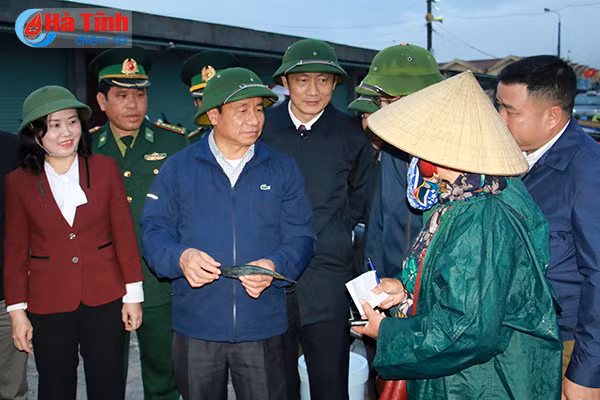 bi thu tinh uy kiem tra danh bat tieu thu hai san tai cang ca thach kim