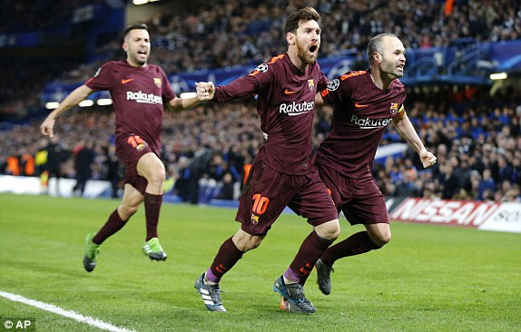 Messi (giữa) có bàn thắng đầu tiên vào lưới Chelsea. (Ảnh: AP) xem video chelsea 1 1 barcelona