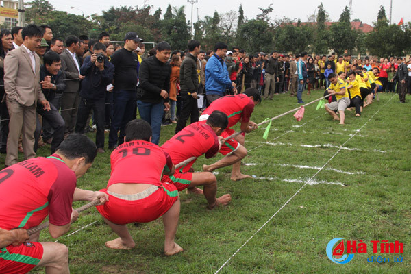 photo gia tre gai trai cung tranh tai keo co o nghi xuan