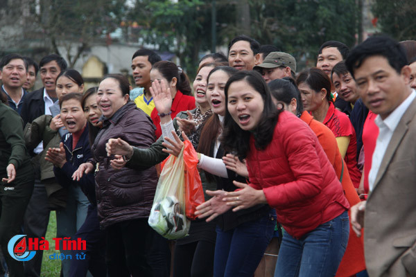 photo gia tre gai trai cung tranh tai keo co o nghi xuan