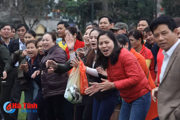 photo gia tre gai trai cung tranh tai keo co o nghi xuan