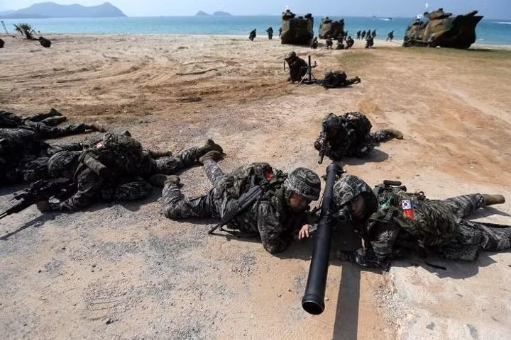 quan nhan uong mau ran ho mang de tap sinh ton trong rung ram