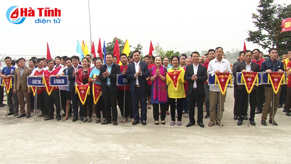 200 vdv nam nu tranh tai dua thuyen truyen thong tren song la