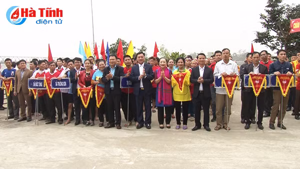 200 vdv nam nu tranh tai dua thuyen truyen thong tren song la