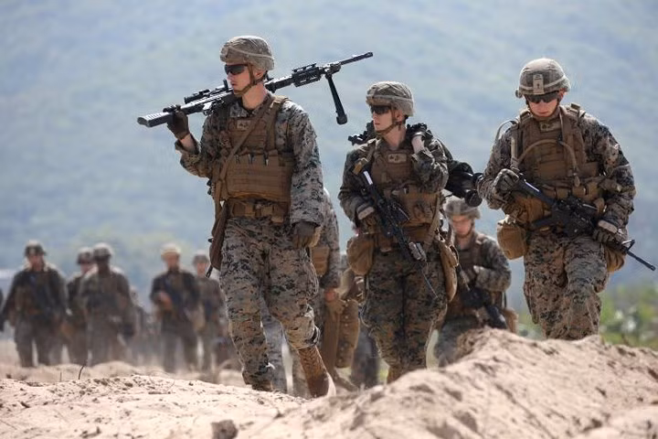 quan nhan uong mau ran ho mang de tap sinh ton trong rung ram