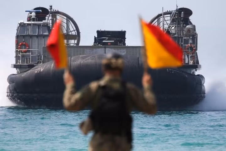 quan nhan uong mau ran ho mang de tap sinh ton trong rung ram