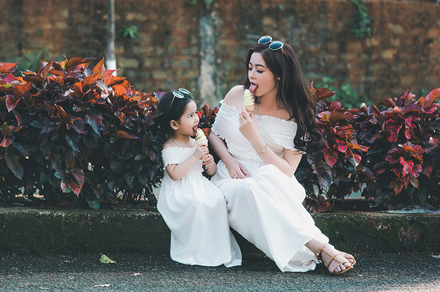 mua xuan am ap cua hai me con xinh dep dang yeu