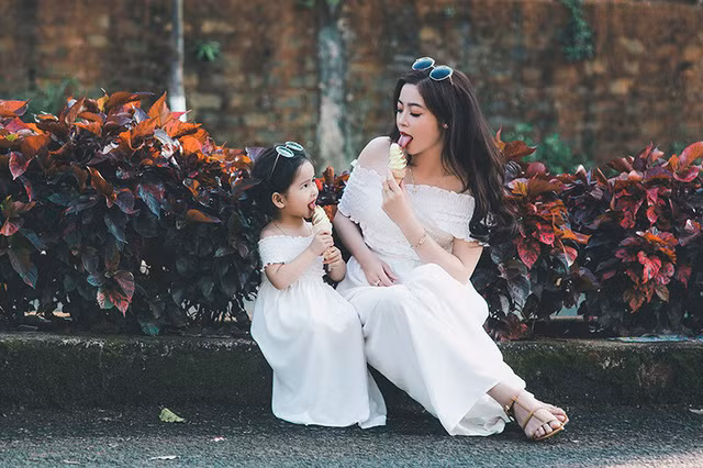 mua xuan am ap cua hai me con xinh dep dang yeu