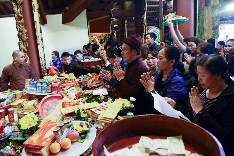 thuyen be day dac suoi yen ngay khai hoi chua huong