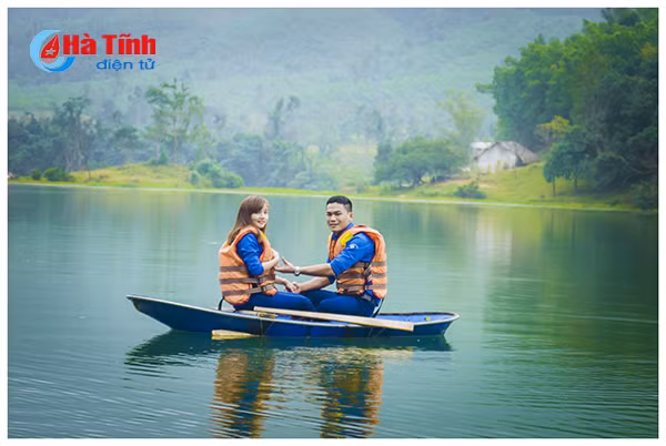 doc dao bo anh cuoi mang mau ao xanh cua doan