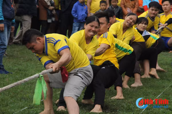 photo gia tre gai trai cung tranh tai keo co o nghi xuan