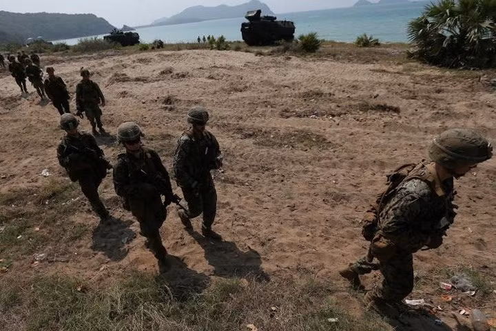 quan nhan uong mau ran ho mang de tap sinh ton trong rung ram