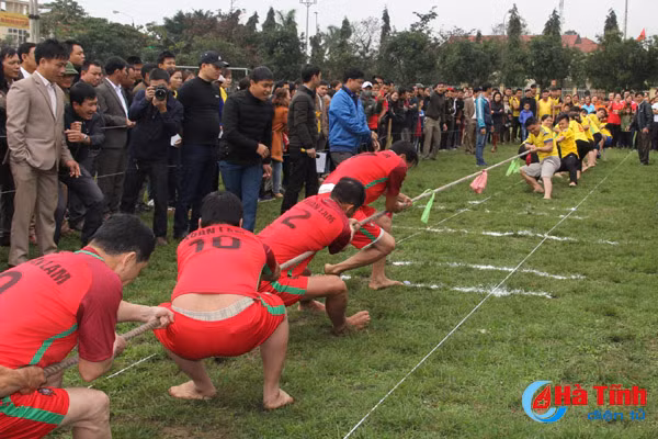 photo gia tre gai trai cung tranh tai keo co o nghi xuan
