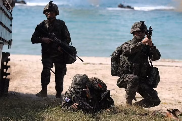 quan nhan uong mau ran ho mang de tap sinh ton trong rung ram