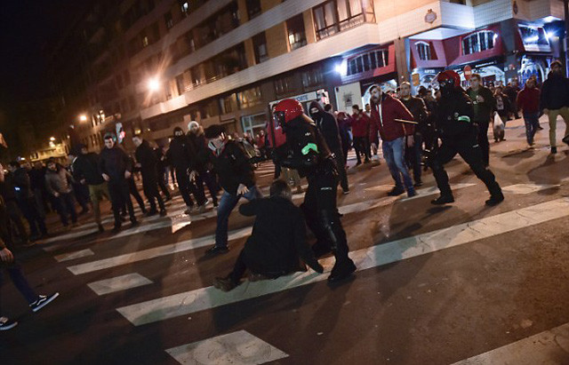 hon chien kinh hoang giua fan spartak moscow va bilbao 1 canh sat thiet mang