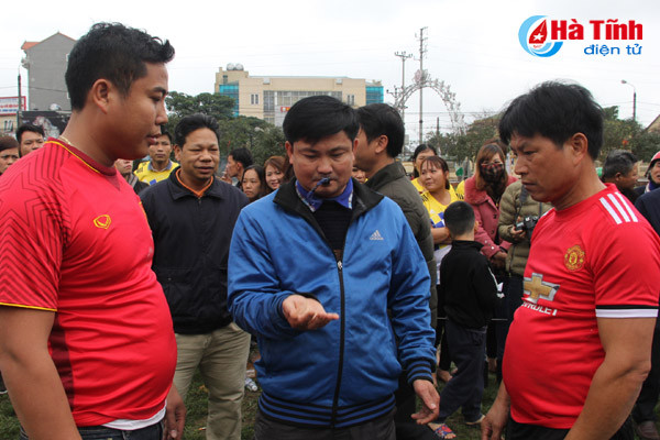 photo gia tre gai trai cung tranh tai keo co o nghi xuan