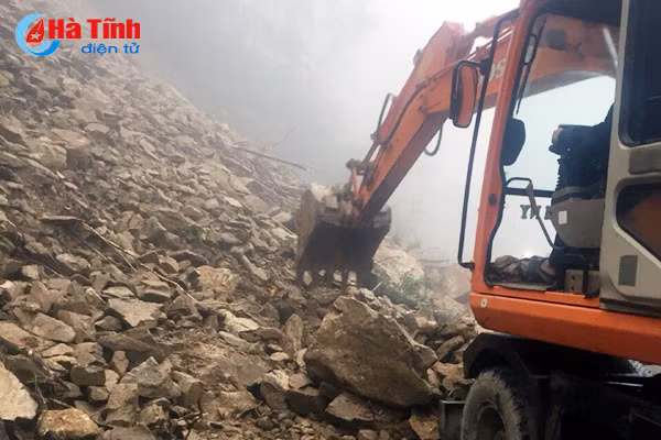 thong tuyen ql 8a sau 9 gio ach tac do sat lo dat