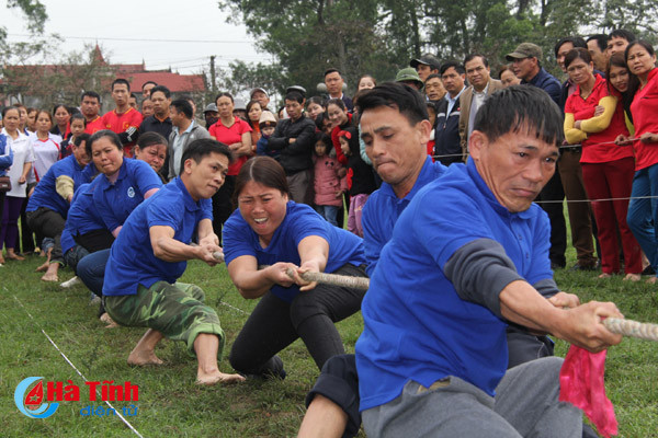 photo gia tre gai trai cung tranh tai keo co o nghi xuan