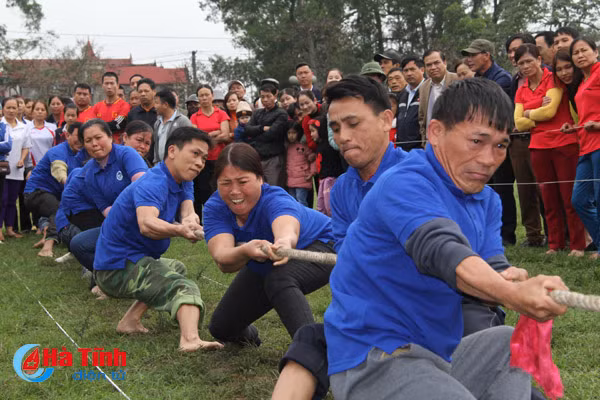 photo gia tre gai trai cung tranh tai keo co o nghi xuan