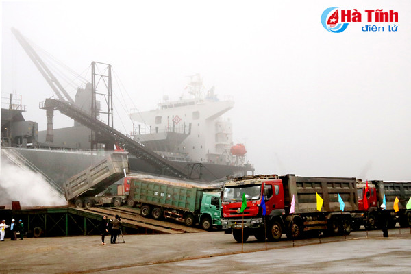 4 tau lon cap cang vung ang boc do hang nhung ngay dau xuan
