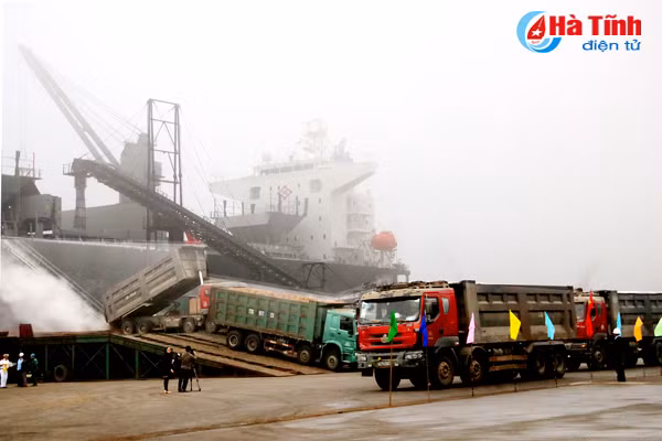 4 tau lon cap cang vung ang boc do hang nhung ngay dau xuan