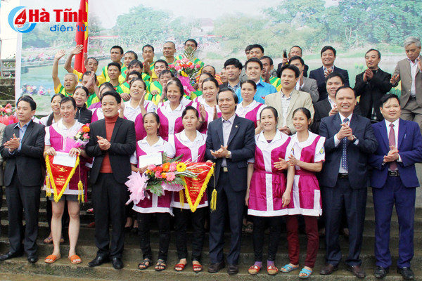 le hoi dua thuyen tren song ngan pho