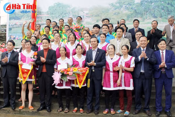 le hoi dua thuyen tren song ngan pho