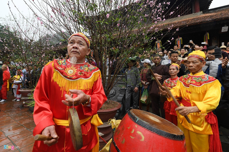 thuyen be day dac suoi yen ngay khai hoi chua huong